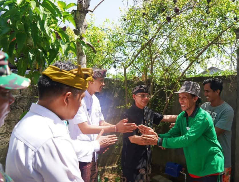 Bupati Klungkung Made Satria, saat menemui warga yang terdampak pencemaran air sumur di Dusun Karangdadi. (Dok. IDN Times/istimewa)