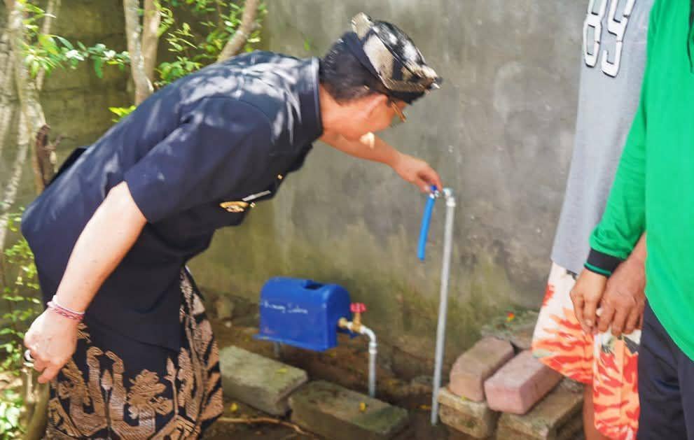 Bupati Klungkung Made Satria, saat menemui warga yang terdampak pencemaran air sumur di Dusun Karangdadi. (Dok. IDN Times/istimewa)