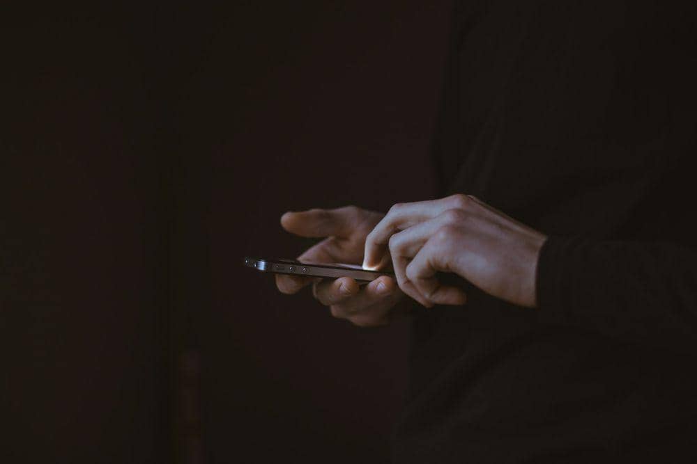 ilustrasi bermain ponsel (unsplash.com/Gilles Lambert)