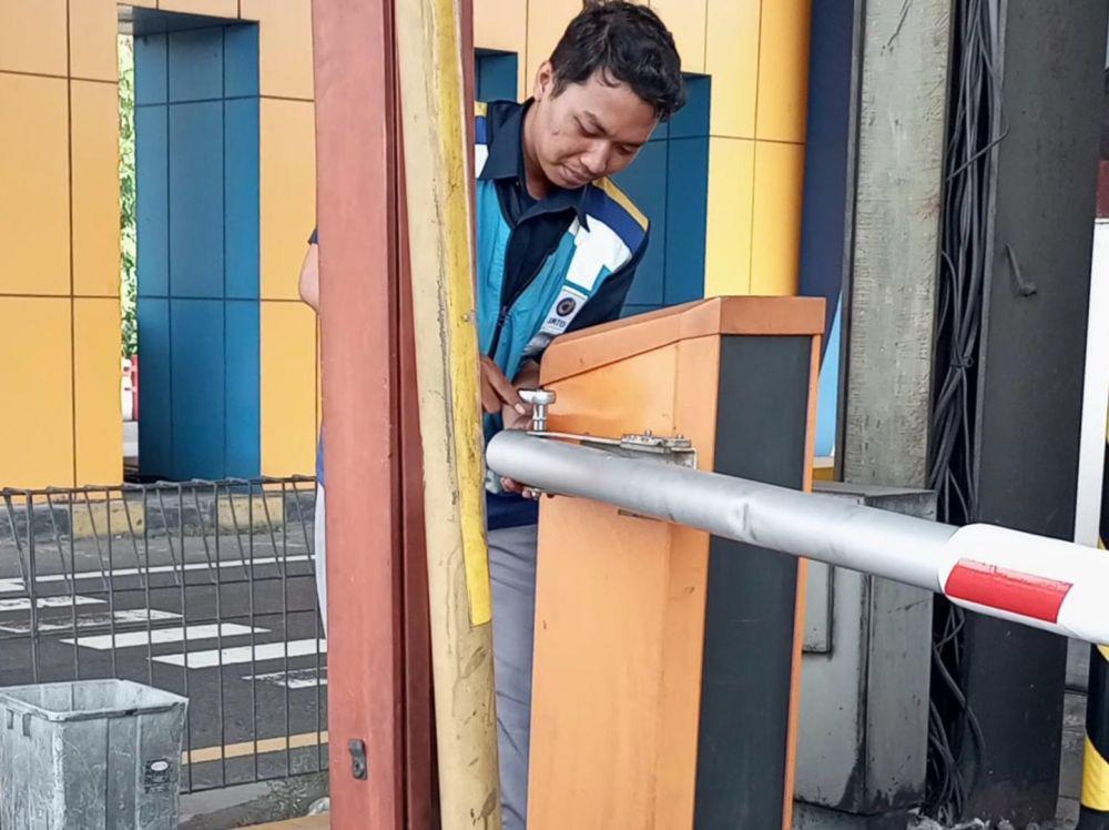 Diduga Emoh Bayar E-toll, Mazda Abu-abu Seruduk Gerbang Tol Gayamsari