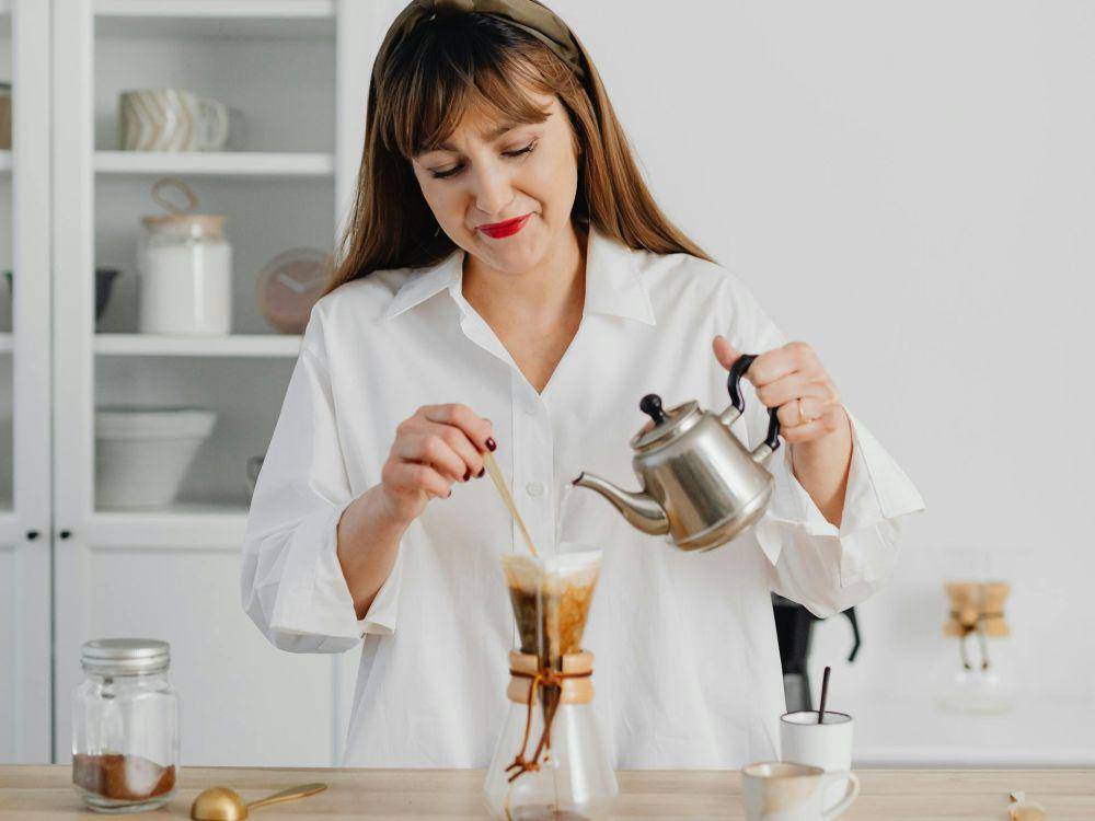 Ilustrasi menyeduh kopi (pexels.com/Photo By: Kaboompics.com)