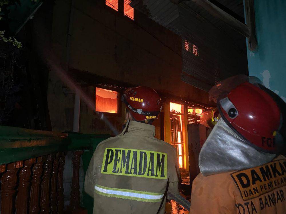 Sebuah rumah yang sedang dipadamkan saat terbakar di Bandar Lampung. (IDN Times/Damkarmat Bandar Lampung)