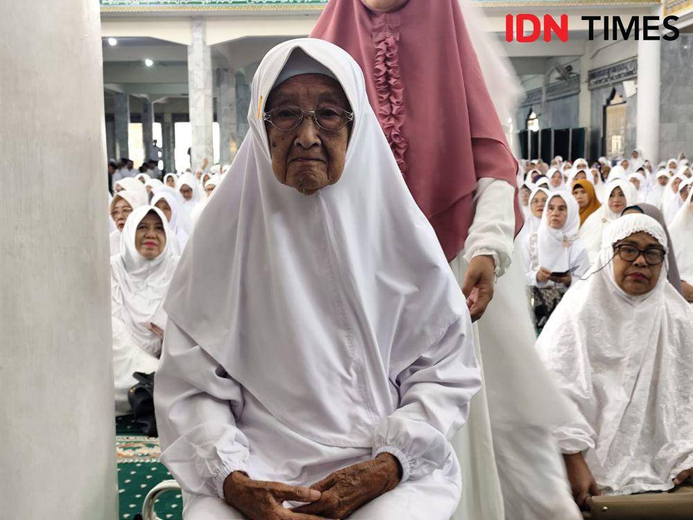 Rusminah, salah satu jemaah haji tertua dari Bandar Lampung. (IDN Times/Muhaimin)
