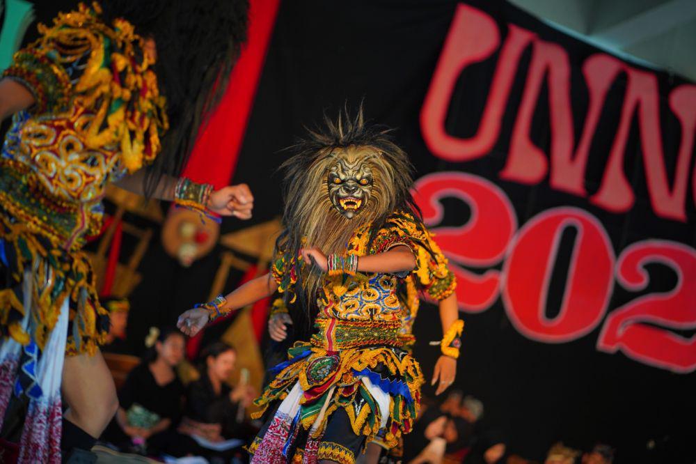 Unnes Rayakan Hari Tari Dengan Atraksi Tari Topeng Hingga Barongan