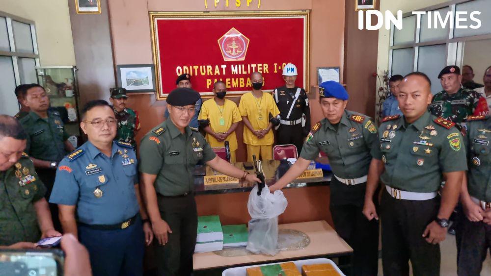 Penyerahan dua tersangka penembakan tiga polisi di Lampung (IDN Times/Rangga Erfizal)