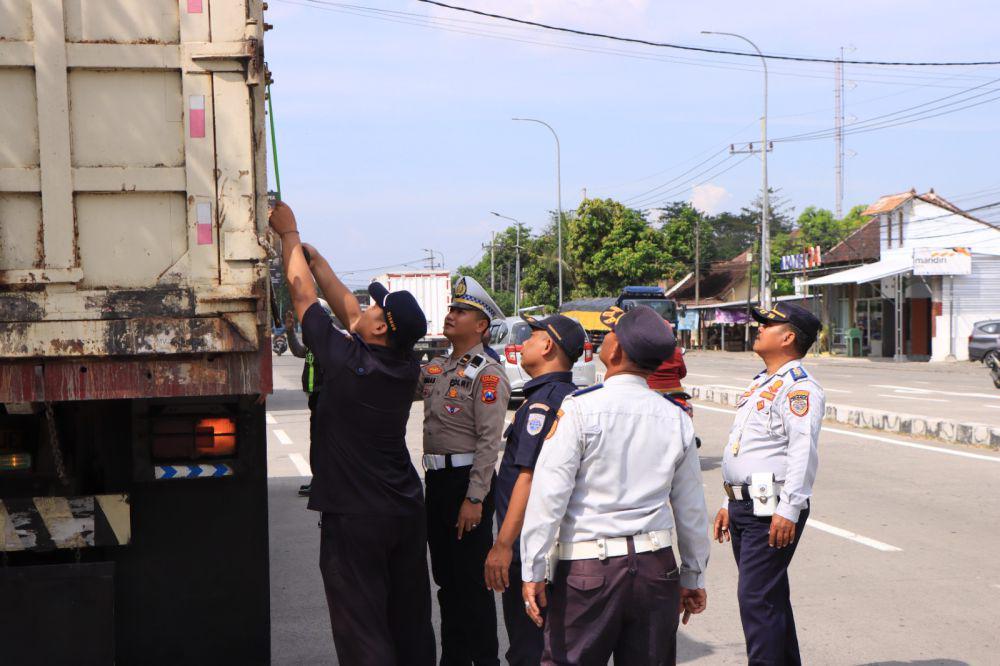 Cegah Lakalantas dan Jalan Rusak, Polres Madiun Tindak Truk ODOL