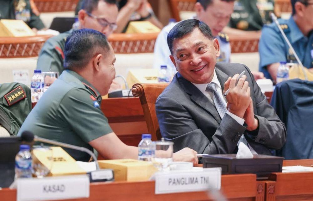 Menteri Pertahanan Sjafrie Sjamsoeddin (kanan) ketika rapat dengan komisi I DPR. (www.instagram.com/@sjafrie.sjamsoeddin)