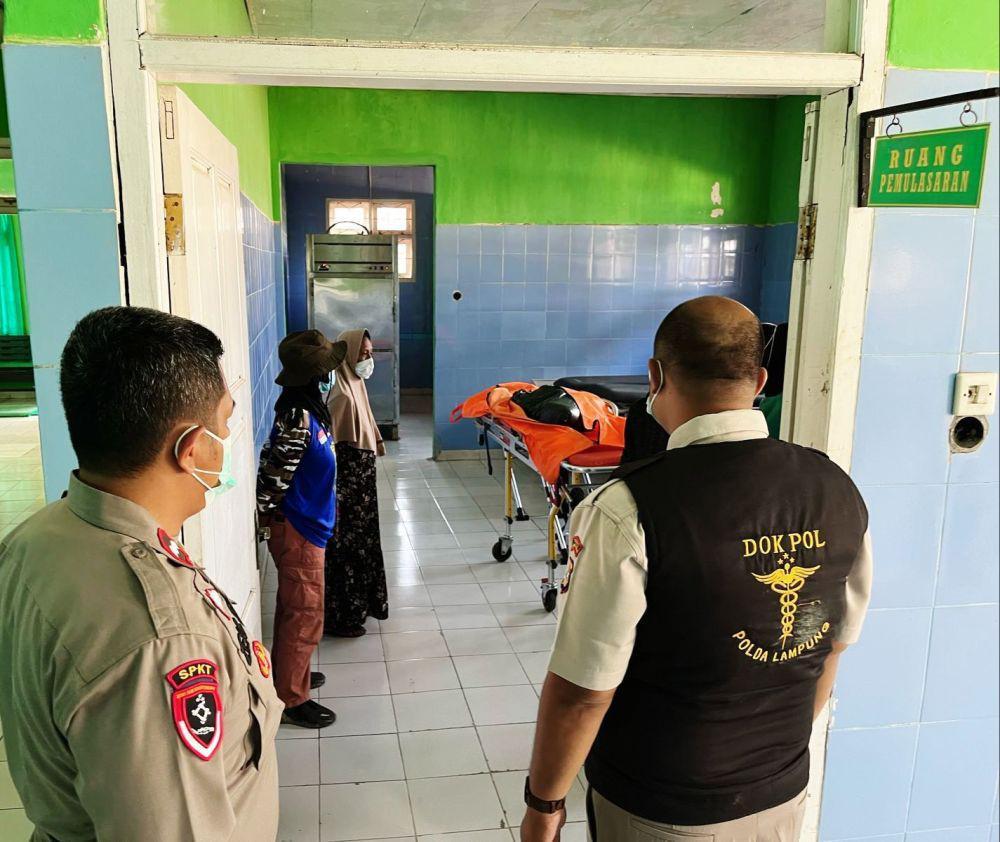 Geger! Mayat Anonim Membusuk Ditemukan di Aliran Sungai Lampung Tengah
