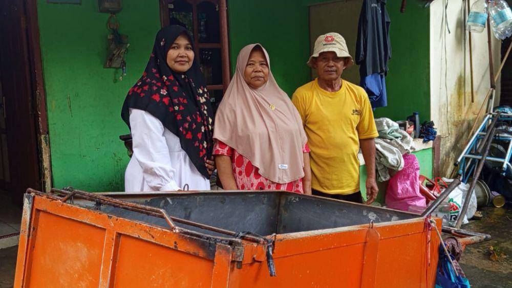 Jemaah haji Legiman bersama istrinya (tengah). (Dok. Kemenag)