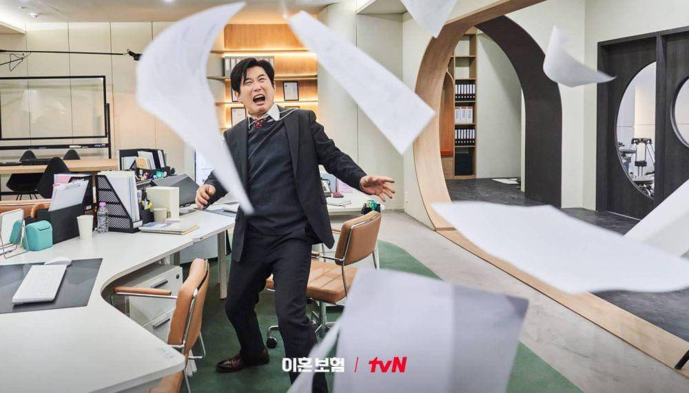 Cuplikan drama Korea The Divorce Insurance (dok. tvN/The Divorce Insurance)