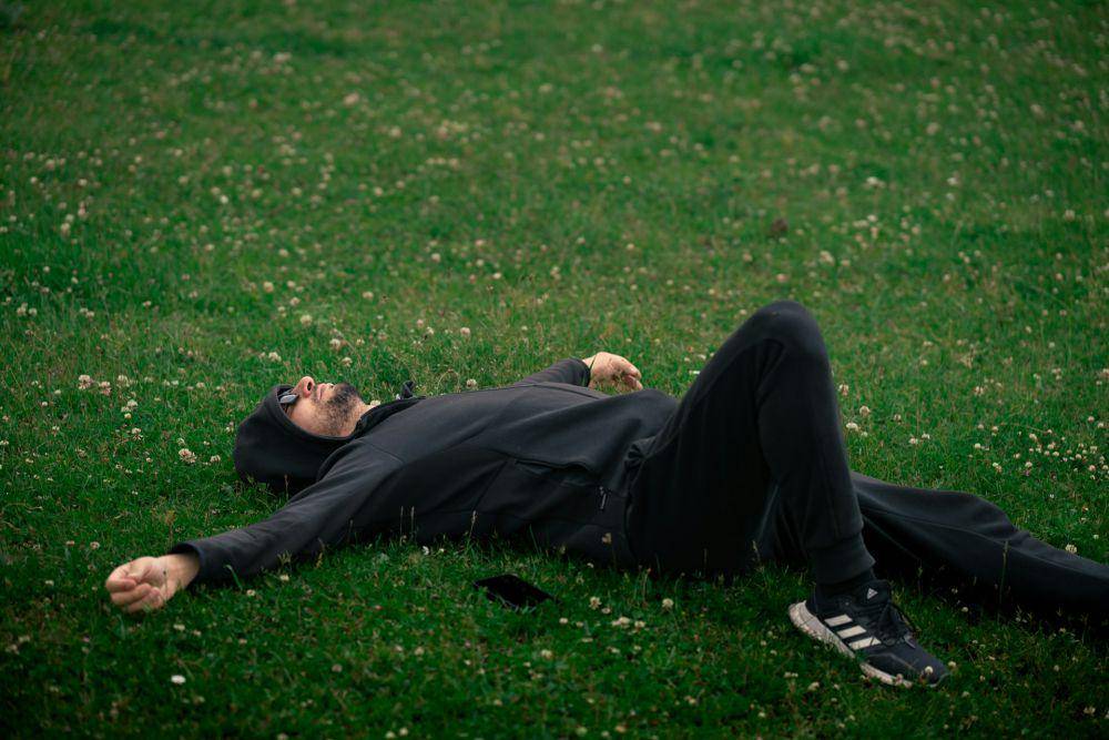 ilustrasi merebahkan badan (unsplash.com/Mushvig Niftaliyev)