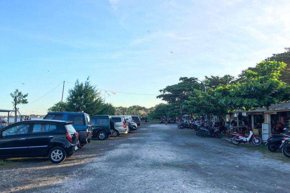 area parkir Pantai Biaung yang luas (dok.pribadi/Natalia Indah)