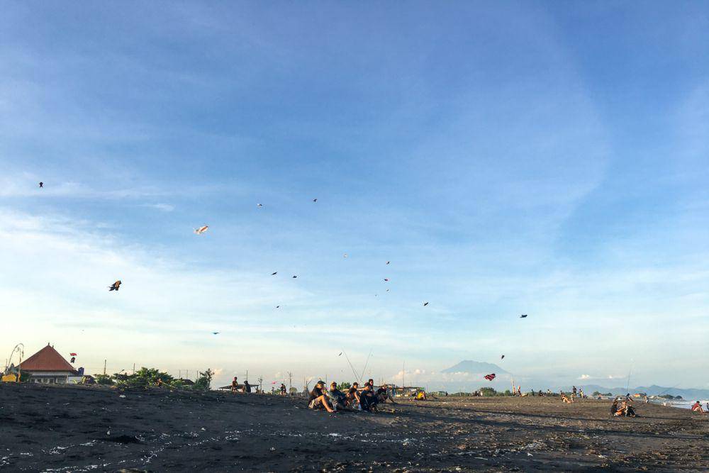 langit cerah berhiaskan layang-layang dan Gunung Agung (dok.pribadi/Natalia Indah)