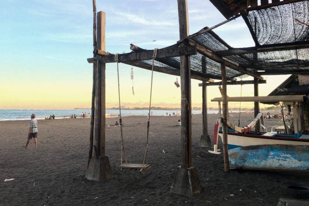 ayunan untuk bermain di tepi pantai (dok.pribadi/Natalia Indah)