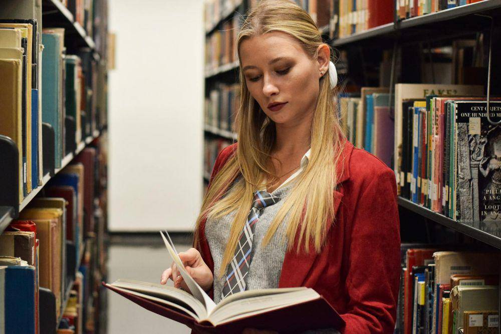 ilustrasi membaca buku (pexels.com/j-meza-photography)