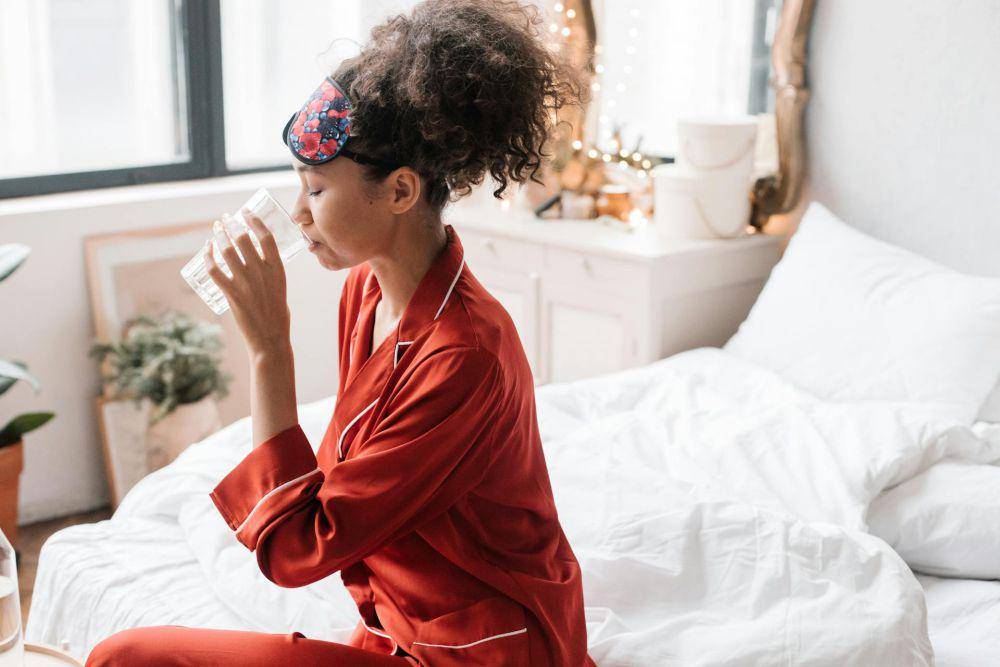 Minum air mineral di pagi hari (Pexels.com/Pavel Danilyuk)