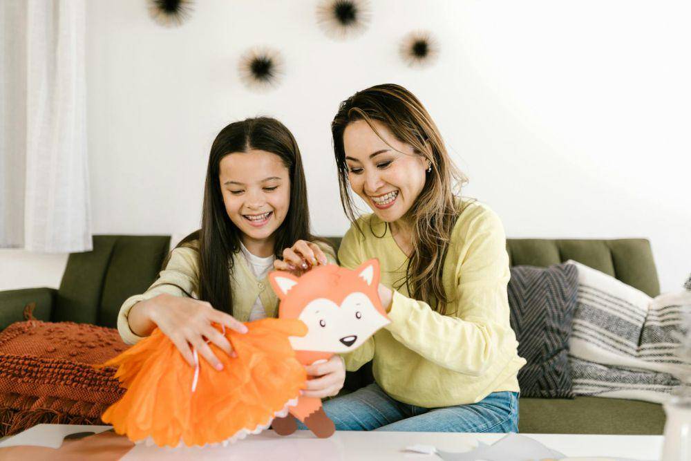 ilustrasi ibu membuat DIY bersama putrinya (pexels.com/RDNE Stock project)