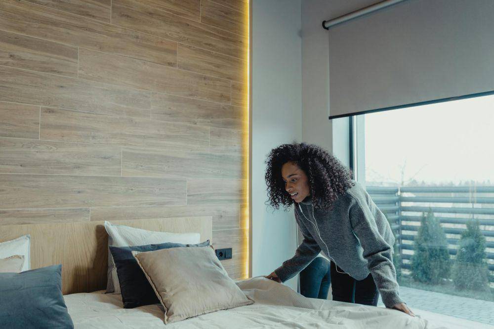 Merapikan kasur setelah bangun tidur (Pexels.com/Tima Miroshnichenko)