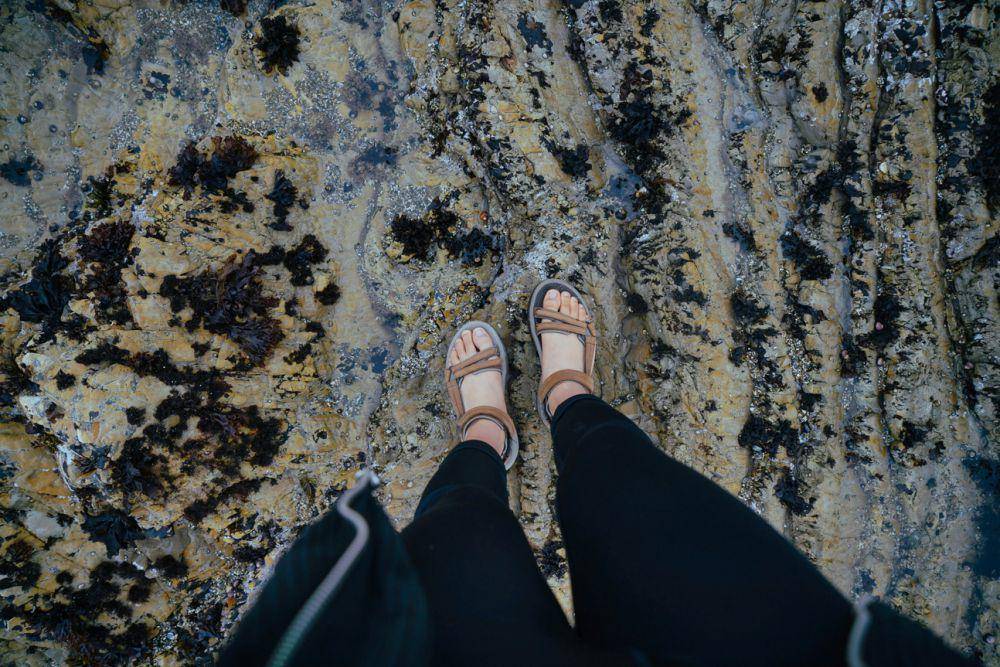 sandal outdoor saat dipakai traveling (unsplash.com/Rosalind Chang)