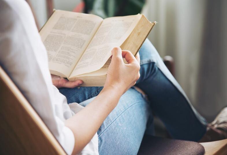 ilustrasi membaca buku (freepik.com/jcomp)
