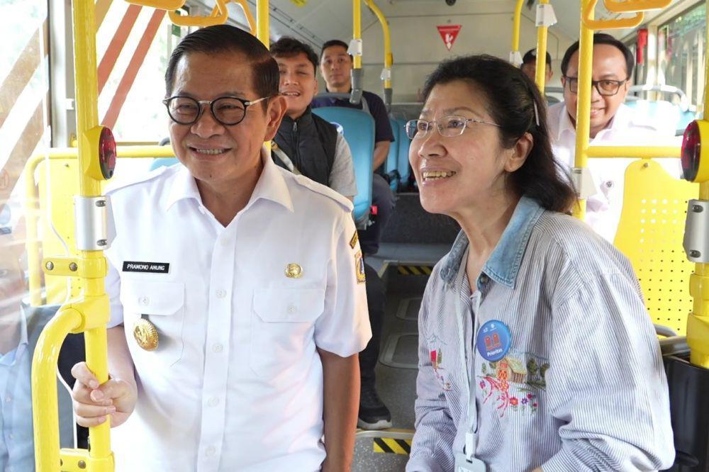Gubernur Pramono Anung naik transportasi umum di hari pertama pemberlakuan Ingub, Rabu (30/4/2025). (dok. Humas Pemprov DKI Jakarta)
