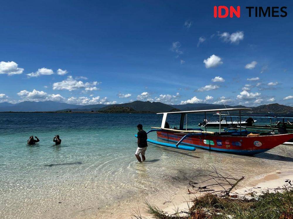 Dapat melihat pemandangan bawah laut dari tepi pantai Pulau Kenawa. (IDN Times/Linggauni)