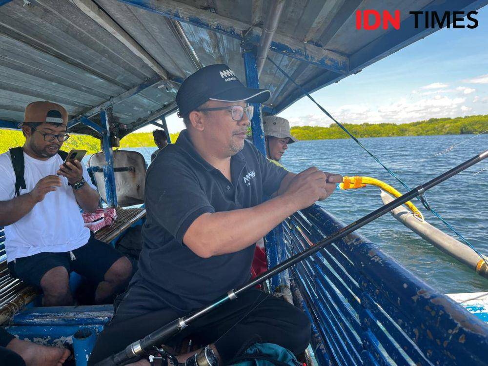 Memancing asyik di sekitar Gili Balu. (IDN Times/Linggauni)