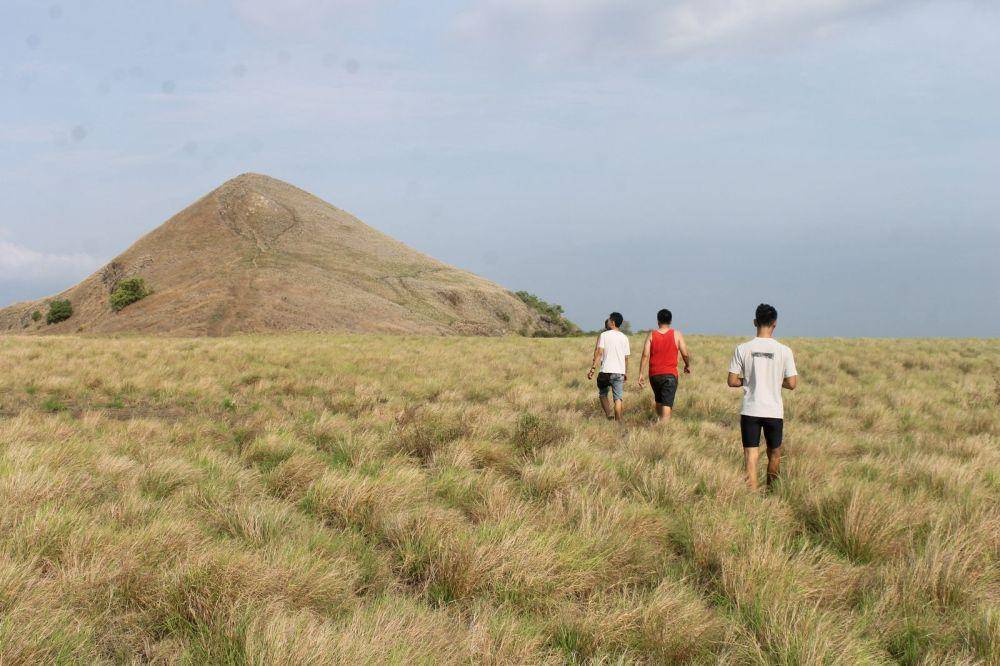 Melihat pemandangan Gili Balu dari bukit di Pulau Kenawa. (IDN Times/Linggauni)
