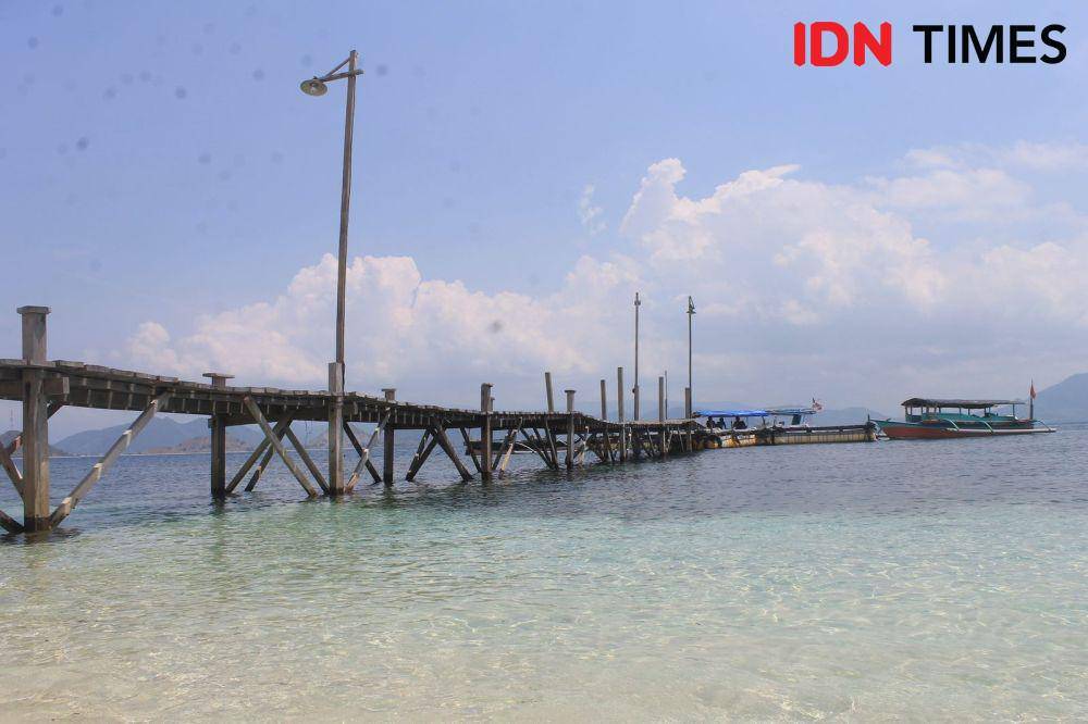 Pantai yang indah di Pulau Paserang. (IDN Times/Linggauni)