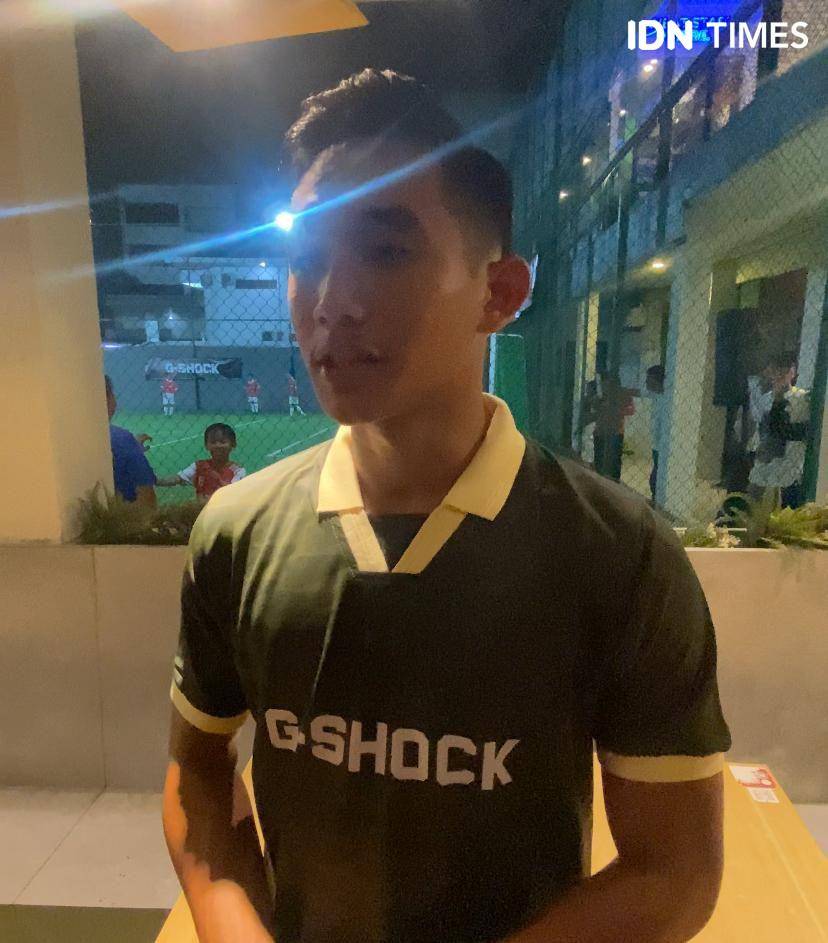 Pemain Timnas, Rizky Ridho, yang merupakan Brand Ambassador G-Shock menjalani friendly match mini soccer dalam kampanye Limitless. (Dok. Istimewa)