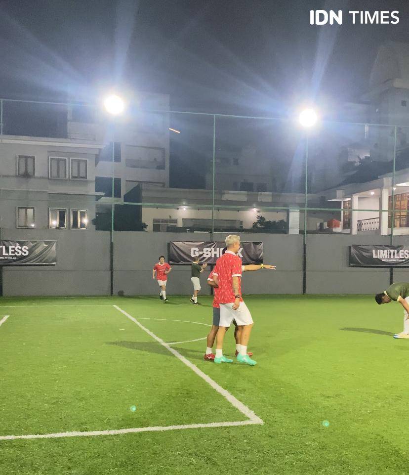Pemain Timnas, Rizky Ridho, yang merupakan Brand Ambassador G-Shock menjalani friendly match mini soccer dalam kampanye Limitless. (Dok. Istimewa)