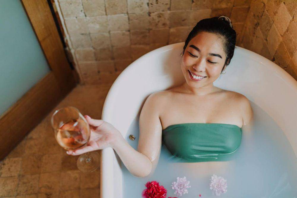 ilustrasi berendam dalam air hangat (pexels.com/RDNE Stock project)