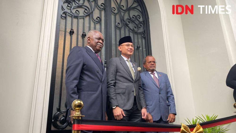 Wamenlu Arrmanatha Nasir (tengah) ikut membuka Kedutaan Besar Angola di Indonesia. (IDN Times/Marcheilla Ariesta)