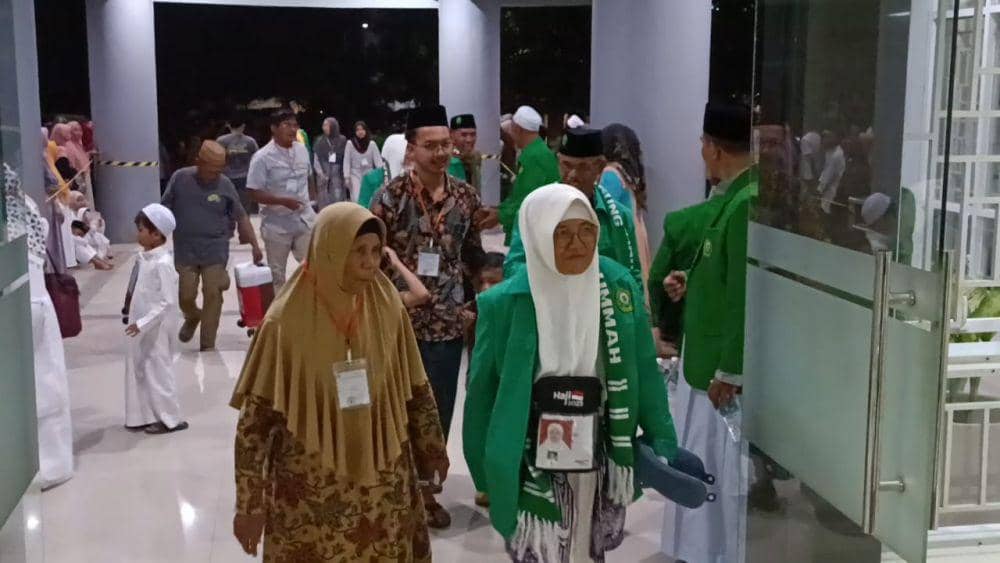 Calon Jemaah Haji Tulungagung saat hendak diberangkatkan. IDN Times/ Bramanta Pamungkass