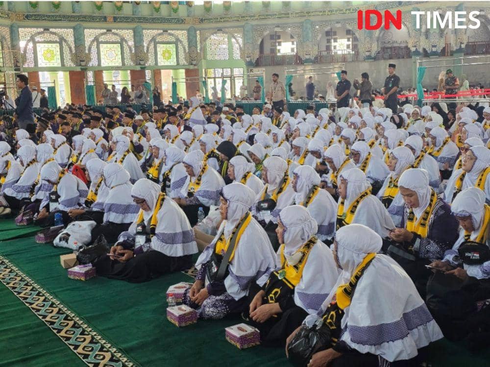 393 Jemaah Calon Haji Kloter Pertama Banten Berangkat ke Embarkasi