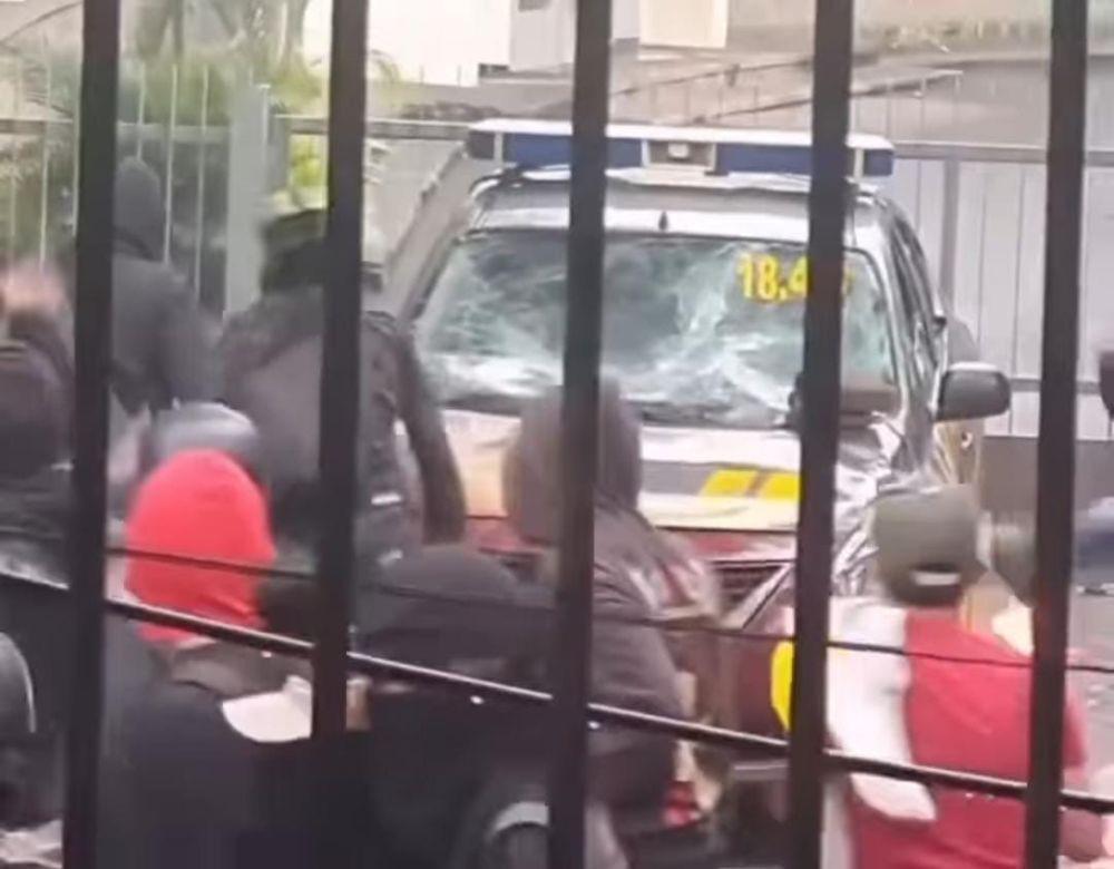 Aksi Hari Buruh di Bandung, Mobil Polisi Dibakar