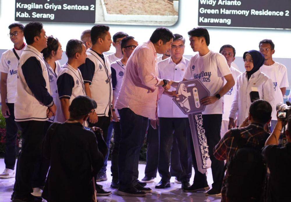 Serah terima 100 kunci rumah subsidi untuk buruh. (Dok. Kementerian PKP)