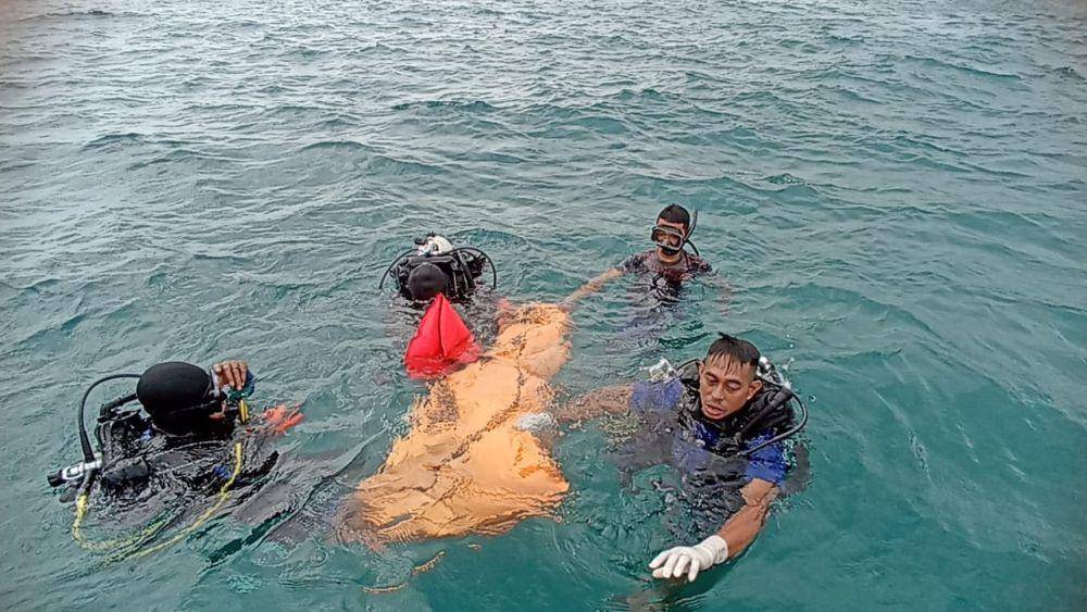Proses evakuasi jenazah korban yang terseret arus di Teluk Kupang. (Dok Basarnas Kupang)