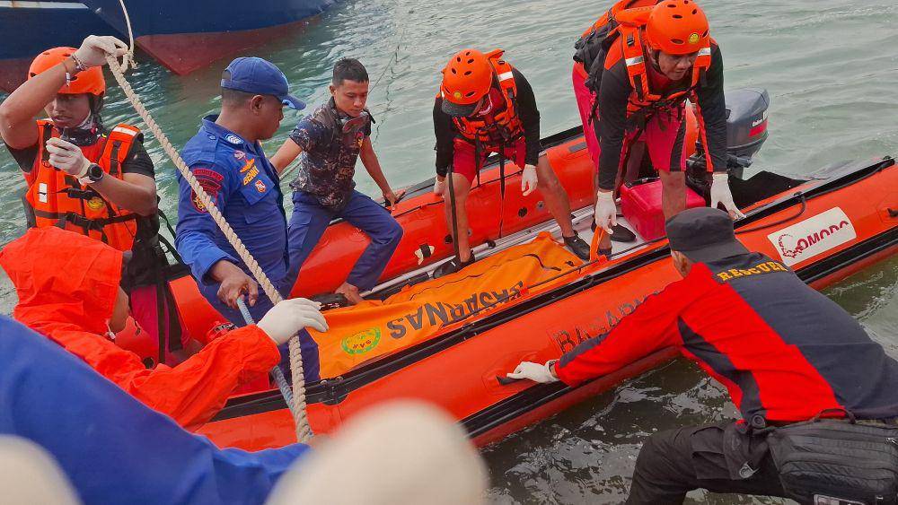 Tim SAR Gabungan evakuasi jenazah korban terseret arus di perairan Teluk Kupang. (Dok Basarnas Kupang)