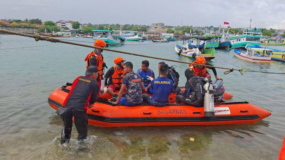 Tim SAR Gabungan saat melakukan pencarian korban terseret arus di perairan Teluk Kupang. (Dok Basarnas Kupang)