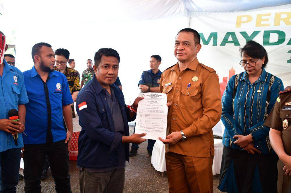 Pj Sekda Kota Kupang Ignas Lega menerima pernyataan sikap para buruh. (Dok Humas Polda NTT)