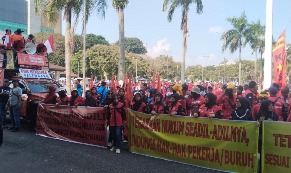 Aliansi Buruh Mulai Padati DPRD Sumsel, Gelar Aksi May Day
