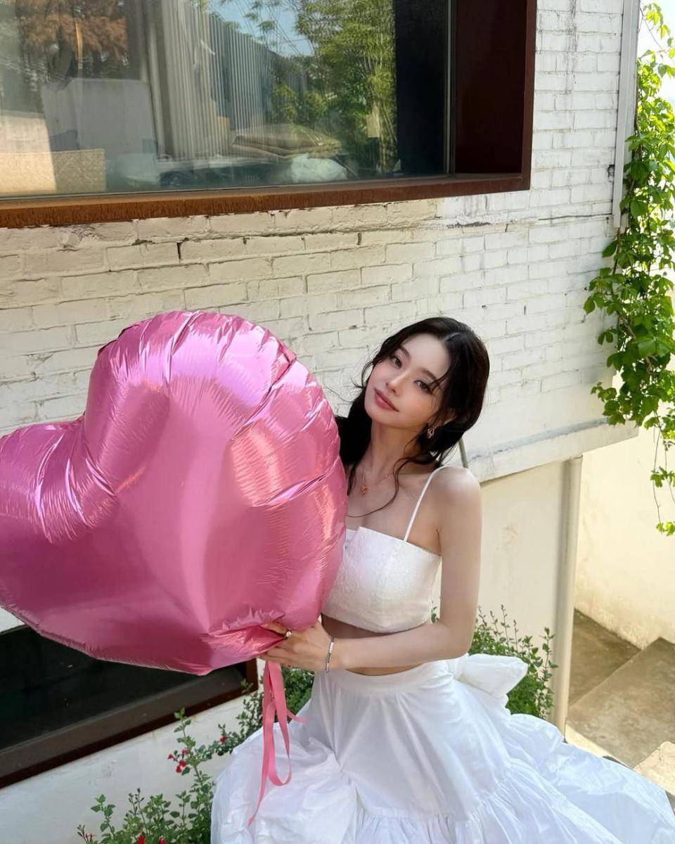 momen ulang tahun Freezia Single's Inferno (instagram.com/dear.zia)