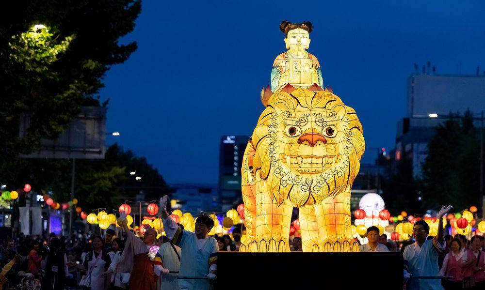 ilustrasi Lotus Lantern Festival (commons.wikimedia.org/Republic of Korea)