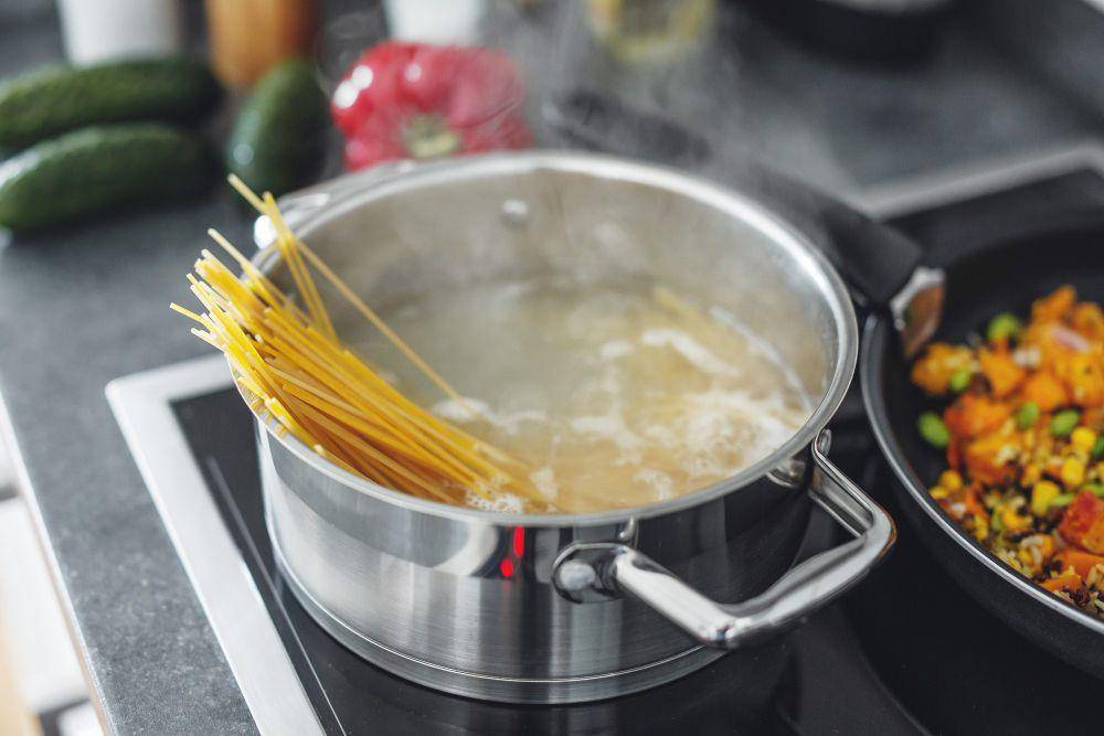 ilustrasi merebus pasta(freepik.com/ valeria_aksakova)