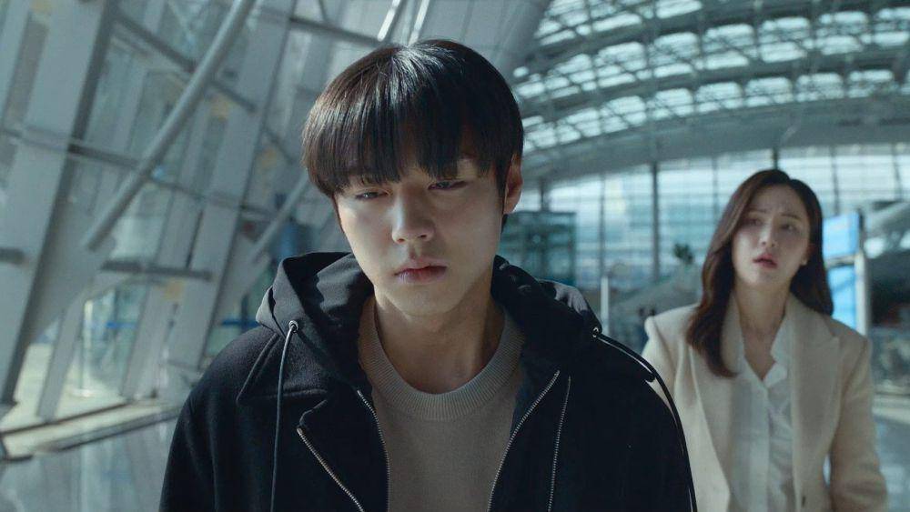Si Eun meninggalkan bandara. (dok. Netflix/Weak Hero Class 2)