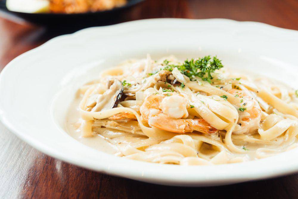 ilustrasi pasta creamy tom yum (freepik.com/ lifeforstock)