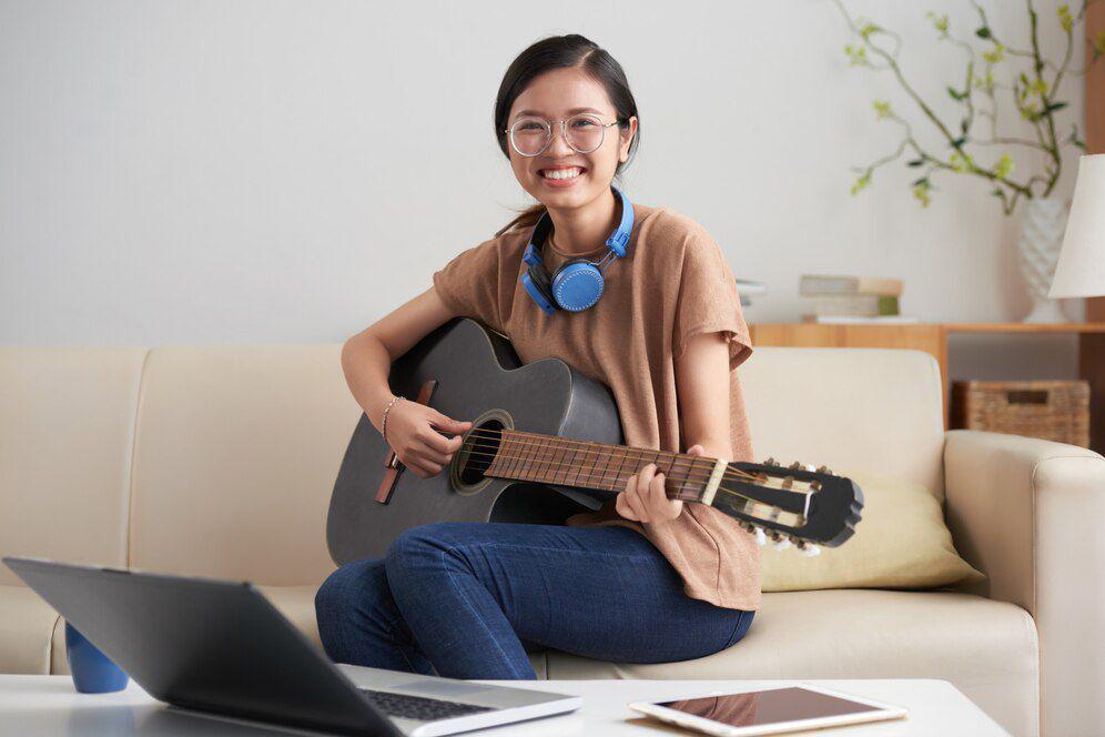 ilustrasi bermain gitar (freepik.com/ dragonimages)