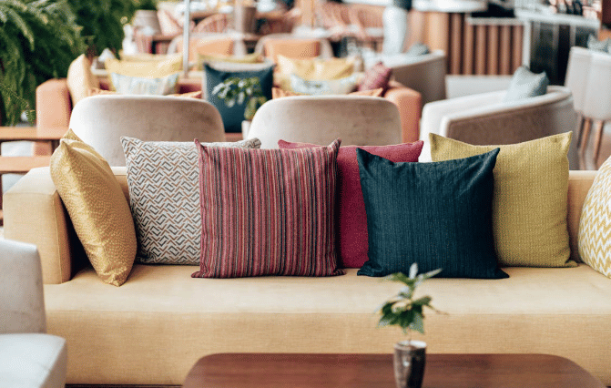 ilustrasi bantal sofa (pexels.com/keeganjchecks)