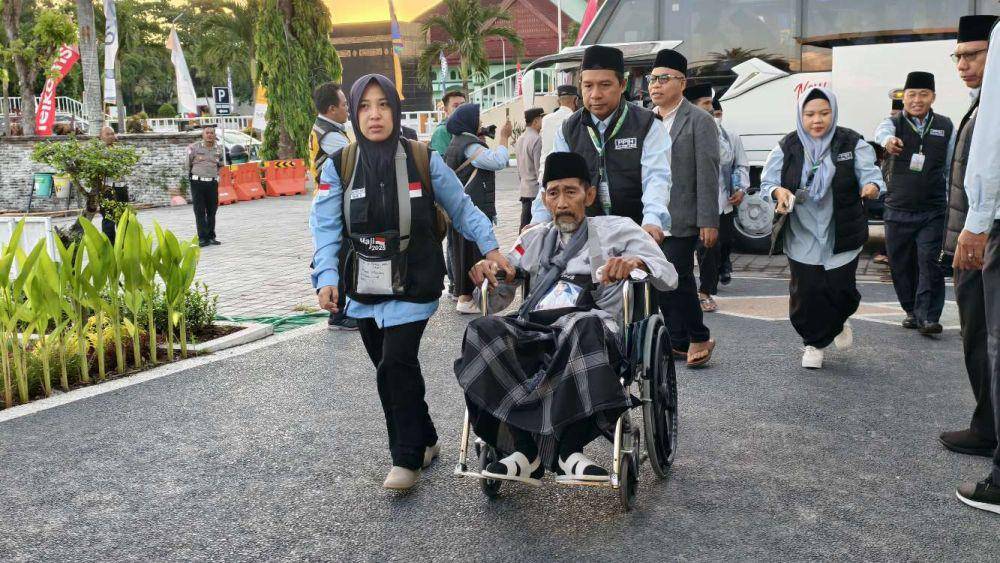 Jemaah calon haji lansia yang pakai kursi roda. (dok. Istimewa)